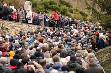 TERNOPİL, UKRAINE - 2 Nisan 2023 Ternopil bölgesinin Terebovlya ilçesindeki Mari ruhani merkezi Zarvanytsia 'daki Ukrayna Kudüs' teki görev sırasında birçok kişi
