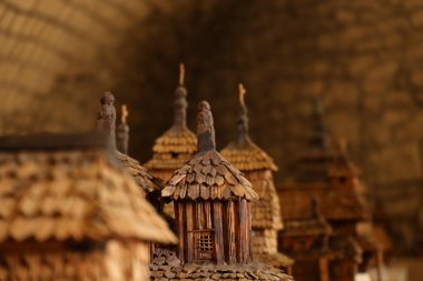TERNOPİL, UKRAINE - 23 Ağustos 2023 Zbarazh Kalesi 'ndeki bir sergide ahşap kilise modeli