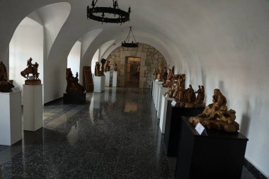 TERNOPIL, UKRAINE - 23 AĞUSTOS 2023 Zbarazh Kalesi 'nin içinde, Ukrayna' nın Zbarazh kasabasında güçlendirilmiş savunma kalesi