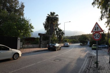 ANTALYA, TURKEY - 15 Mayıs 2021 Kemer Caddesi. Antalya ili, Türkiye. Deniz kıyısına yakın pek çok bina ve dükkan