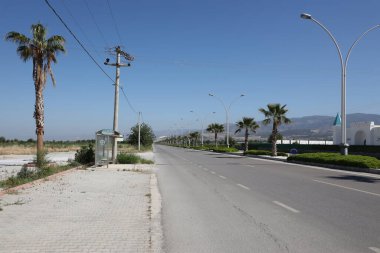 ANTALYA, TURKEY - 15 Mayıs 2021 Kemer Caddesi. Antalya ili, Türkiye. Deniz kıyısına yakın pek çok bina ve dükkan