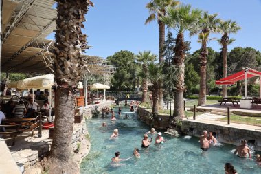 ANTALYA, TURKEY - 15 Mayıs 2021 Eski Hierapolis, Pamukkale 'de her zaman turistlerle dolu popüler bir turizm merkezi, gençleştirme havuzu Kleopatra.