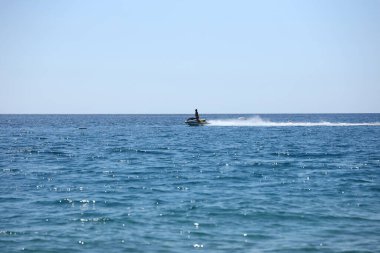 ANTALYA, TURKEY - 15 Mayıs 2021 Akdeniz 'de su motosikleti süren genç adam