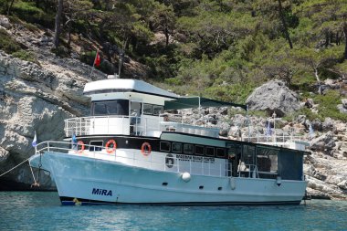 ANTALYA, TURKEY - 15 Mayıs 2021 Türkiye kıyısı yakınlarında denize demirli büyük beyaz bir yat. Lüks beyaz tekne yatı