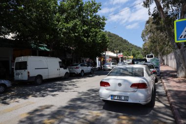 ANTALYA, TURKEY - 15 Mayıs 2021 Kemer Caddesi. Antalya ili, Türkiye. Deniz kıyısına yakın pek çok bina ve dükkan