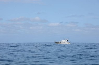 ANTALYA, TURKEY - 15 Mayıs 2021 Lüks şişirilebilir kaburga sürat teknesi Akdeniz derin mavi denizinde yüzüyor