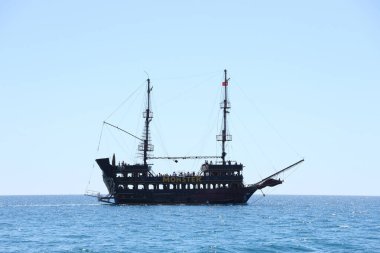 ANTALYA, TURKEY - 15 Mayıs 2021 Gezintisi Kemer Korsan Tekne Tur Canavarı Türk Akdeniz 'inde