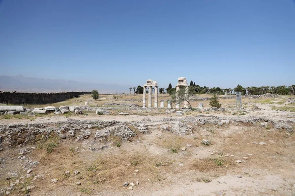 トルコ トルコ パムッカレ近くの古代都市ヒエラポリスの遺跡 2021年5月15日 大きなブロックと柱を持つ古い歴史的建造物の一部 — ストック写真