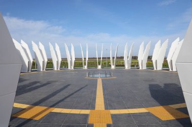 CHERKASY, UKRAINE - 20 Ekim 2021 Maryanivka Coğrafya Merkezi - Cherkasy Oblastı 'nda Ukrayna' nın Kalbi sanat objesi Bağımsızlığın 30. yıldönümü onuruna