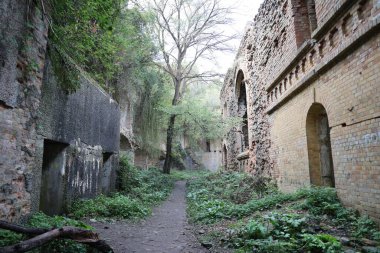 RIVNE, UKRAINE - 16 Eylül 2023 Tarakaniv Kalesi veya Dubno Fort New Castle. 19. yüzyılın savunma mimari anıtı. Dubno, Ukrayna