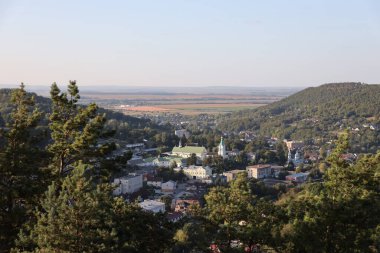 TERNOPIL, UKRAINE - 16 Eylül 2023 Şehrin tarihi merkezinde tarihi binalar, kiliseler ve manastır manzarası. Konum Kremenets, Ukrayna