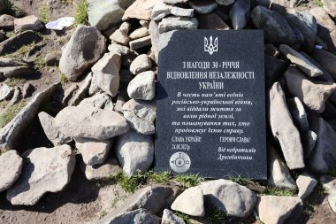 CARPathan Dağları, UKRAINE - 8 Ekim 2022 Ukrayna Anıtı Karpatlar, Ukrayna 'daki Hoverla Dağı' nın zirvesinde