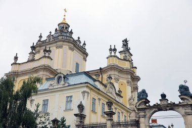 LVIV, UKRAINE - 10 Eylül 2022 St. Georges Katedrali veya Yuri Katedrali, Ukrayna 'nın batısındaki Lviv şehrinde bulunan bir barok rokoko katedralidir.