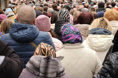 TERNOPİL, UKRAINE - 2 Nisan 2023 Ternopil bölgesinin Terebovlya ilçesindeki Mari ruhani merkezi Zarvanytsia 'daki Ukrayna Kudüs' teki görev sırasında birçok kişi