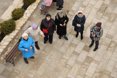 TERNOPİL, UKRAINE - 2 Nisan 2023 Ternopil bölgesinin Terebovlya ilçesindeki Mari ruhani merkezi Zarvanytsia 'daki Ukrayna Kudüs' teki görev sırasında birçok kişi