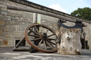 TERNOPİL, UKRAINE - 23 AĞUSTOS, 2023 Cellat Baltalı tahta kütük üzerinde Zbarazh 'ın topraklarındaki işkence müzesinde antik şato