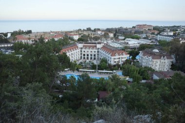 ANTALYA, TURKEY - 15 Mayıs 2021 Moda Oteli Kemer Mir Amor Antalya 'nın Kiris bölgesinde dağın eteklerinde.