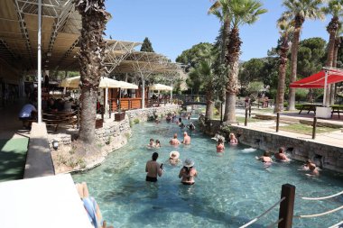 ANTALYA, TURKEY - 15 Mayıs 2021 Eski Hierapolis, Pamukkale 'de her zaman turistlerle dolu popüler bir turizm merkezi, gençleştirme havuzu Kleopatra.