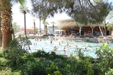 ANTALYA, TURKEY - 15 Mayıs 2021 Eski Hierapolis, Pamukkale 'de her zaman turistlerle dolu popüler bir turizm merkezi, gençleştirme havuzu Kleopatra.