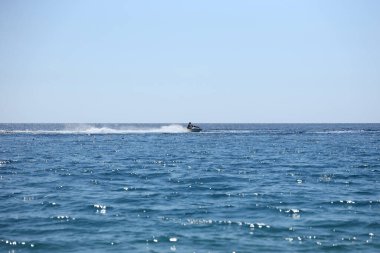 ANTALYA, TURKEY - 15 Mayıs 2021 Akdeniz 'de su motosikleti süren genç adam