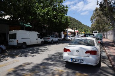 ANTALYA, TURKEY - 15 Mayıs 2021 Kemer Caddesi. Antalya ili, Türkiye. Deniz kıyısına yakın pek çok bina ve dükkan