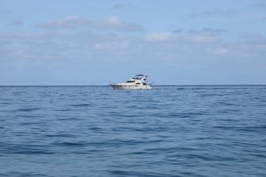 ANTALYA, TURKEY - 15 Mayıs 2021 Lüks şişirilebilir kaburga sürat teknesi Akdeniz derin mavi denizinde yüzüyor