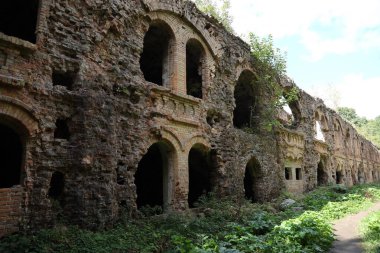 RIVNE, UKRAINE - 16 Eylül 2023 Tarakaniv Kalesi veya Dubno Fort New Castle. 19. yüzyılın savunma mimari anıtı. Dubno, Ukrayna