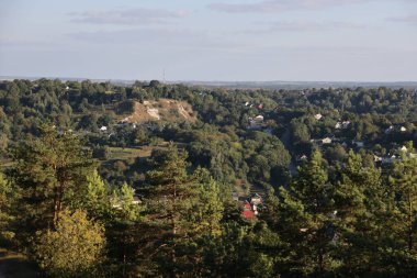 TERNOPIL, UKRAINE - 16 Eylül 2023 Şehrin tarihi merkezinde tarihi binalar, kiliseler ve manastır manzarası. Konum Kremenets, Ukrayna