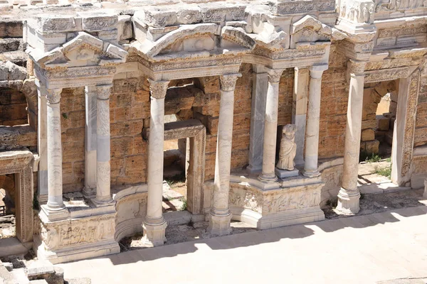 Antalya Turkey 2021年5月15日土耳其帕穆克卡莱附近的旧城希拉波利斯的圆形剧场废墟 有大块和柱子的旧历史建筑的部分 — 图库照片