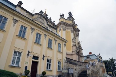 LVIV, UKRAINE - 10 Eylül 2022 St. Georges Katedrali veya Yuri Katedrali, Ukrayna 'nın batısındaki Lviv şehrinde bulunan bir barok rokoko katedralidir.