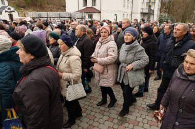 TERNOPİL, UKRAINE - 2 Nisan 2023 Ternopil bölgesinin Terebovlya ilçesindeki Mari ruhani merkezi Zarvanytsia 'daki Ukrayna Kudüs' teki görev sırasında birçok kişi