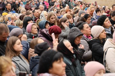 TERNOPİL, UKRAINE - 2 Nisan 2023 Ternopil bölgesinin Terebovlya ilçesindeki Mari ruhani merkezi Zarvanytsia 'daki Ukrayna Kudüs' teki görev sırasında birçok kişi