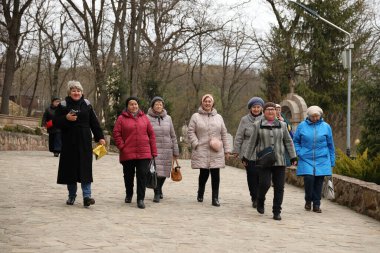 TERNOPİL, UKRAINE - 2 Nisan 2023 Ternopil bölgesinin Terebovlya ilçesindeki Mari ruhani merkezi Zarvanytsia 'daki Ukrayna Kudüs' teki görev sırasında birçok kişi