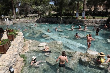 ANTALYA, TURKEY - 15 Mayıs 2021 Eski Hierapolis, Pamukkale 'de her zaman turistlerle dolu popüler bir turizm merkezi, gençleştirme havuzu Kleopatra.