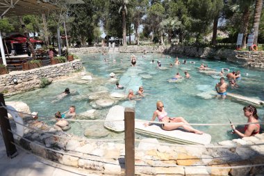 ANTALYA, TURKEY - 15 Mayıs 2021 Eski Hierapolis, Pamukkale 'de her zaman turistlerle dolu popüler bir turizm merkezi, gençleştirme havuzu Kleopatra.
