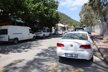 ANTALYA, TURKEY - 15 Mayıs 2021 Kemer Caddesi. Antalya ili, Türkiye. Deniz kıyısına yakın pek çok bina ve dükkan
