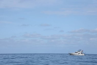 ANTALYA, TURKEY - 15 Mayıs 2021 Lüks şişirilebilir kaburga sürat teknesi Akdeniz derin mavi denizinde yüzüyor