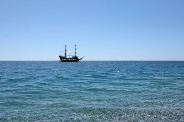 ANTALYA, TURKEY - 15 Mayıs 2021 Gezintisi Kemer Korsan Tekne Tur Canavarı Türk Akdeniz 'inde
