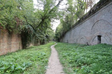 RIVNE, UKRAINE - 16 Eylül 2023 Tarakaniv Kalesi veya Dubno Fort New Castle. 19. yüzyılın savunma mimari anıtı. Dubno, Ukrayna