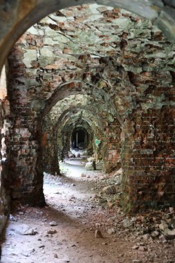 RIVNE, UKRAINE - 16 Eylül 2023 Tarakaniv Kalesi veya Dubno Fort New Castle. 19. yüzyılın savunma mimari anıtı. Dubno, Ukrayna