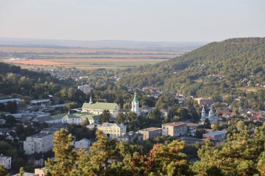 TERNOPIL, UKRAINE - 16 Eylül 2023 Şehrin tarihi merkezinde tarihi binalar, kiliseler ve manastır manzarası. Konum Kremenets, Ukrayna