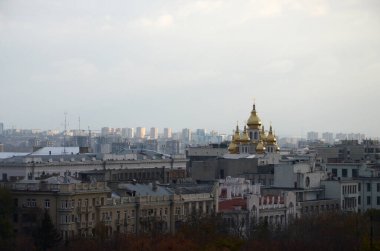 KHARKIV, UKRAINE - 25 Ekim 2019 Akşamüstü Kharkiv şehir merkezindeki caddelerle birlikte Aerial view. Arabalar yerleşim bölgesini geziyor