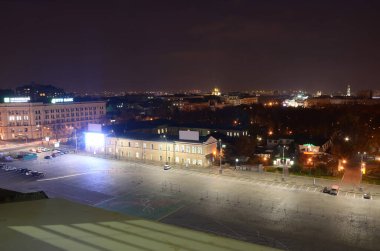 KHARKIV, UKRAINE - 25 Ekim 2019 Akşamüstü Kharkiv şehir merkezindeki caddelerle birlikte Aerial view. Arabalar yerleşim bölgesini geziyor