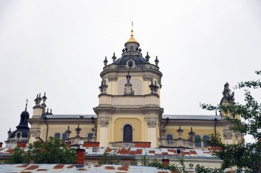 LVIV, UKRAINE - 10 Eylül 2022 St. Georges Katedrali veya Yuri Katedrali, Ukrayna 'nın batısındaki Lviv şehrinde bulunan bir barok rokoko katedralidir.