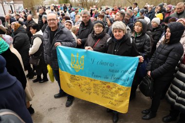 TERNOPIL, UKRAINE - 2 Nisan 2023 Ukrayna Kudüs 'teki Ternopil Bölgesi' nin Terebovlya ilçesindeki Zarvanytsia 'nın Mari ruhani merkezinde görev sırasında bayraklı kişiler