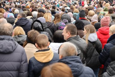 TERNOPİL, UKRAINE - 2 Nisan 2023 Ternopil bölgesinin Terebovlya ilçesindeki Mari ruhani merkezi Zarvanytsia 'daki Ukrayna Kudüs' teki görev sırasında birçok kişi