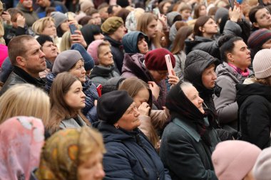 TERNOPİL, UKRAINE - 2 Nisan 2023 Ternopil bölgesinin Terebovlya ilçesindeki Mari ruhani merkezi Zarvanytsia 'daki Ukrayna Kudüs' teki görev sırasında birçok kişi