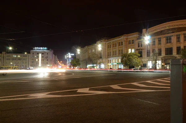 우크라이나 2019 중심의 거리와 일몰에 지역을 운전하는 자동차 — 스톡 사진