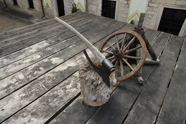 Ternopil Ukraine Sierpnia 2023 Siekiera Kata Drewnianym Pniu Muzeum Tortur — Zdjęcie stockowe