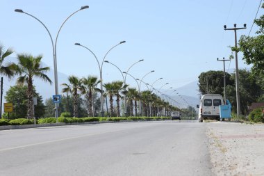 ANTALYA, TURKEY - 15 Mayıs 2021 Kemer Caddesi. Antalya ili, Türkiye. Deniz kıyısına yakın pek çok bina ve dükkan